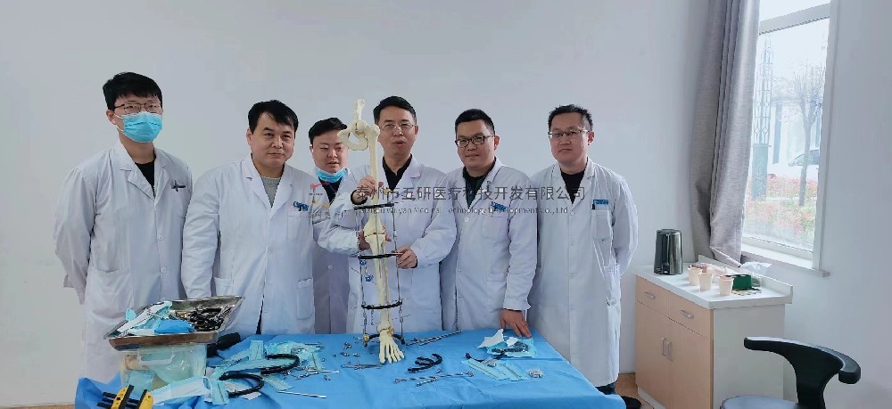 會前培訓︱成永忠教授為中國中醫科學院望京醫院南陽醫院科室醫生進行CO接骨架的現場培訓教學