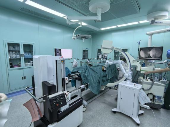 股骨頸骨折三臂機器人復位六軸機器人輔助經皮空心釘固定